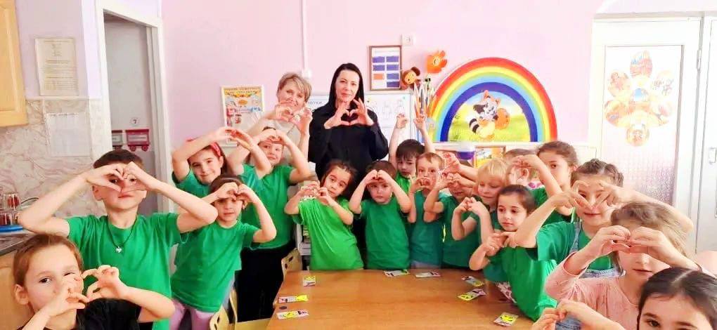 Инспектор по пропаганде безопасности дорожного движения Отдела МВД России по г. Черкесску Елена Галустян провела в детском саду «Родничок» акцию «Зонтики безопасности!» Инспектор по пропаганде безопасности дорожного движения Отдела МВД России по г. Черкесску Елена Галустян провела в детском саду «Родничок» акцию «Зонтики безопасности!»