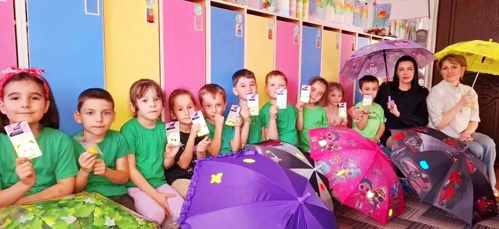 Инспектор по пропаганде безопасности дорожного движения Отдела МВД России по г. Черкесску Елена Галустян провела в детском саду «Родничок» акцию «Зонтики безопасности!» Инспектор по пропаганде безопасности дорожного движения Отдела МВД России по г. Черкесску Елена Галустян провела в детском саду «Родничок» акцию «Зонтики безопасности!»