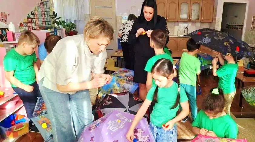 Инспектор по пропаганде безопасности дорожного движения Отдела МВД России по г. Черкесску Елена Галустян провела в детском саду «Родничок» акцию «Зонтики безопасности!» Инспектор по пропаганде безопасности дорожного движения Отдела МВД России по г. Черкесску Елена Галустян провела в детском саду «Родничок» акцию «Зонтики безопасности!»