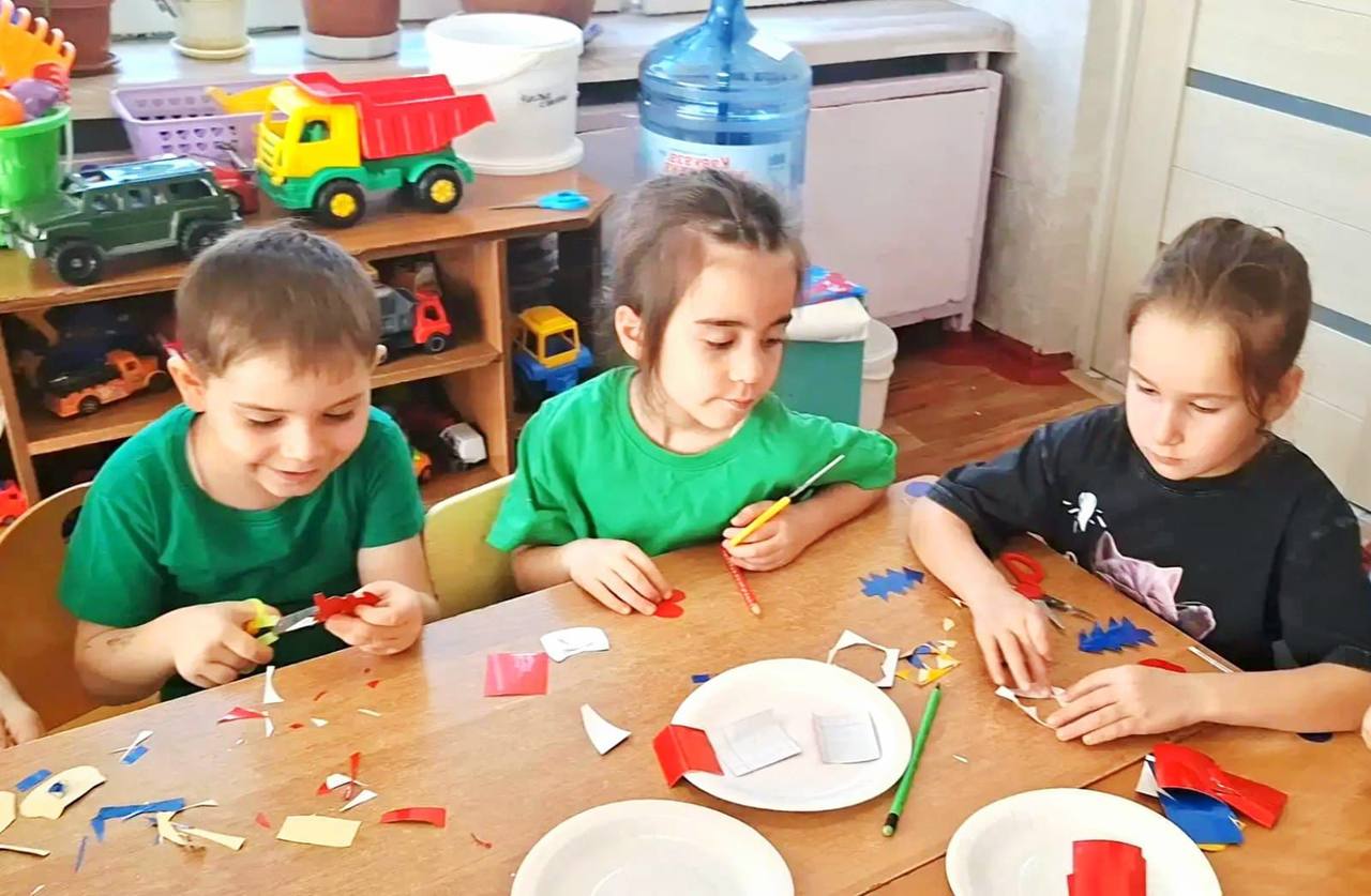 Инспектор по пропаганде безопасности дорожного движения Отдела МВД России по г. Черкесску Елена Галустян провела в детском саду «Родничок» акцию «Зонтики безопасности!» Инспектор по пропаганде безопасности дорожного движения Отдела МВД России по г. Черкесску Елена Галустян провела в детском саду «Родничок» акцию «Зонтики безопасности!»