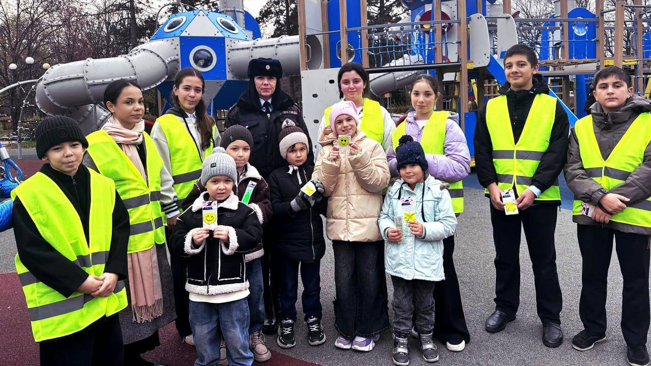 В Карачаево-Черкесии сотрудники Госавтоинспекции проводят масштабную кампанию по популяризации световозвращателей В Карачаево-Черкесии сотрудники Госавтоинспекции проводят масштабную кампанию по популяризации световозвращателей