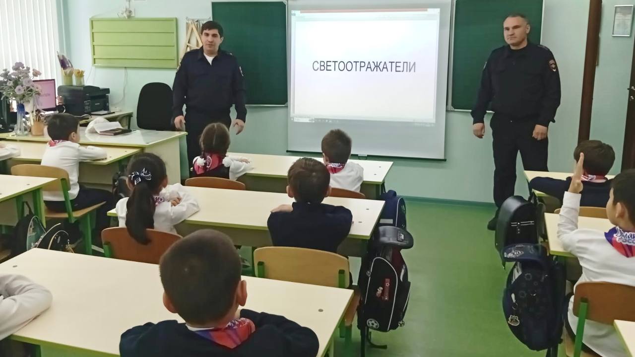 В Карачаево-Черкесии сотрудники Госавтоинспекции проводят масштабную кампанию по популяризации световозвращателей В Карачаево-Черкесии сотрудники Госавтоинспекции проводят масштабную кампанию по популяризации световозвращателей