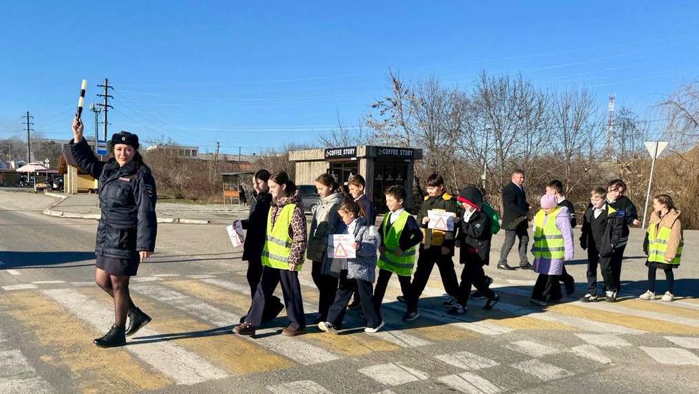 В Карачаево-Черкесии сотрудники Госавтоинспекции проводят масштабную кампанию по популяризации световозвращателей В Карачаево-Черкесии сотрудники Госавтоинспекции проводят масштабную кампанию по популяризации световозвращателей