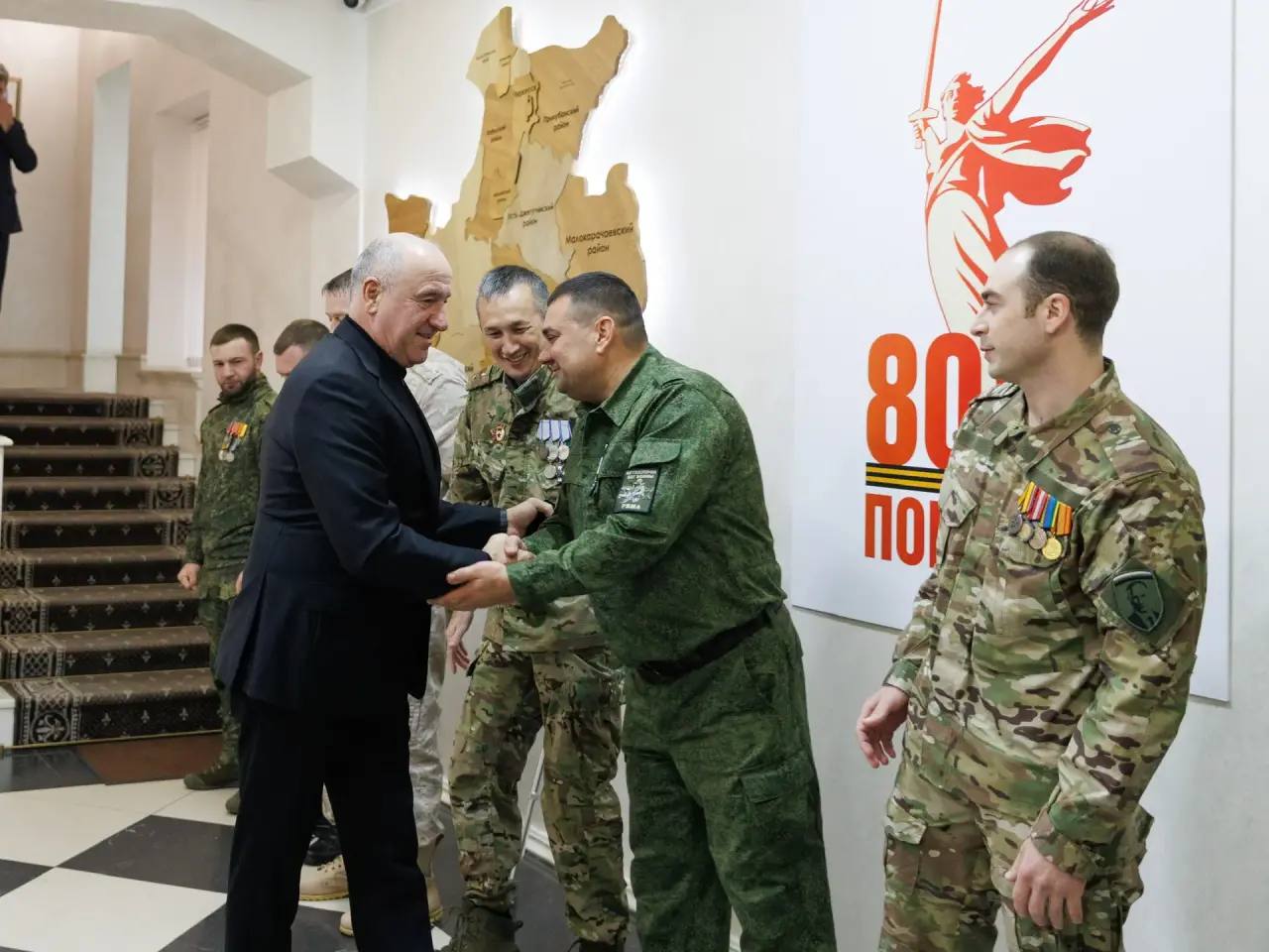 В День Героев Отечества Глава Карачаево-Черкесии Рашид Темрезов встретился с участниками специальной военной операции, среди которых были и участники программы «Герои Карачаево-Черкесии» В День Героев Отечества Глава Карачаево-Черкесии Рашид Темрезов встретился с участниками специальной военной операции, среди которых были и участники программы «Герои Карачаево-Черкесии»