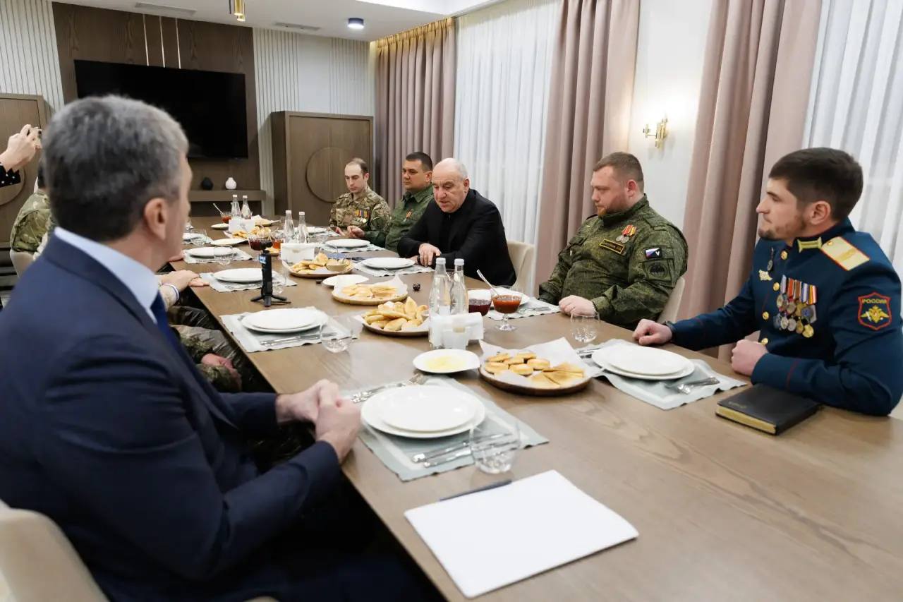 В День Героев Отечества Глава Карачаево-Черкесии Рашид Темрезов встретился с участниками специальной военной операции, среди которых были и участники программы «Герои Карачаево-Черкесии» В День Героев Отечества Глава Карачаево-Черкесии Рашид Темрезов встретился с участниками специальной военной операции, среди которых были и участники программы «Герои Карачаево-Черкесии»