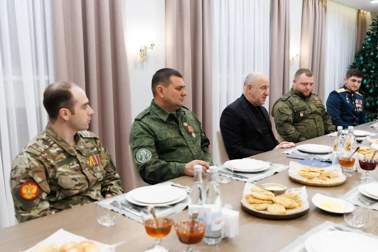 В День Героев Отечества Глава Карачаево-Черкесии Рашид Темрезов встретился с участниками специальной военной операции, среди которых были и участники программы «Герои Карачаево-Черкесии» В День Героев Отечества Глава Карачаево-Черкесии Рашид Темрезов встретился с участниками специальной военной операции, среди которых были и участники программы «Герои Карачаево-Черкесии»