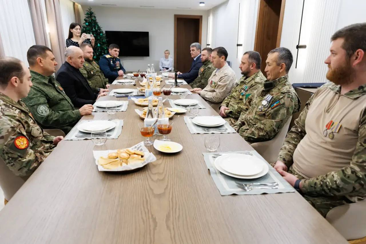 В День Героев Отечества Глава Карачаево-Черкесии Рашид Темрезов встретился с участниками специальной военной операции, среди которых были и участники программы «Герои Карачаево-Черкесии» В День Героев Отечества Глава Карачаево-Черкесии Рашид Темрезов встретился с участниками специальной военной операции, среди которых были и участники программы «Герои Карачаево-Черкесии»