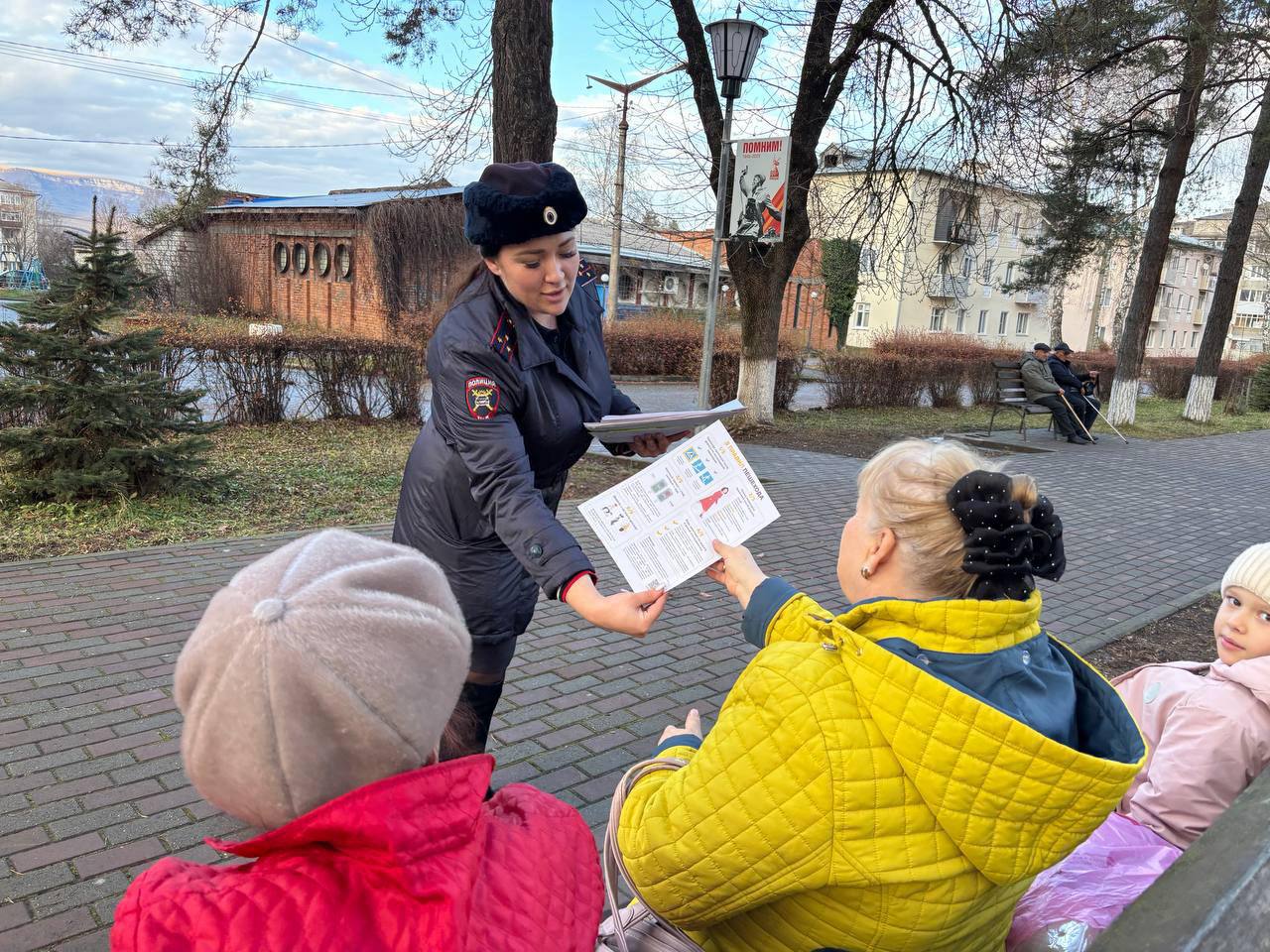 Сотрудники Госавтоинспекции МО МВД России «Зеленчукский» провели профилактические беседы в парке п. Медногорский Сотрудники Госавтоинспекции МО МВД России «Зеленчукский» провели профилактические беседы в парке п. Медногорский