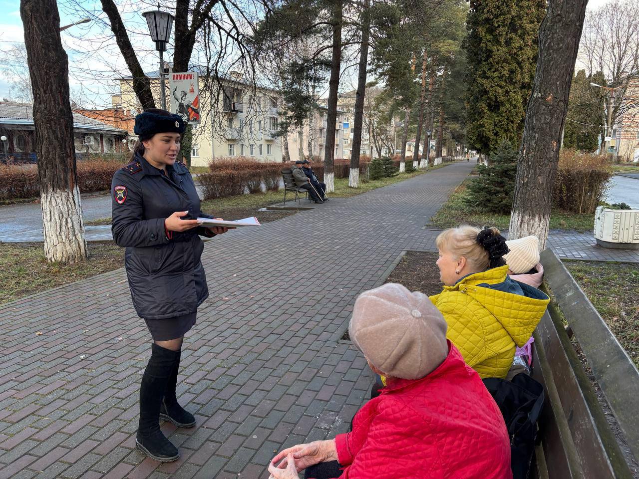 Сотрудники Госавтоинспекции МО МВД России «Зеленчукский» провели профилактические беседы в парке п. Медногорский Сотрудники Госавтоинспекции МО МВД России «Зеленчукский» провели профилактические беседы в парке п. Медногорский