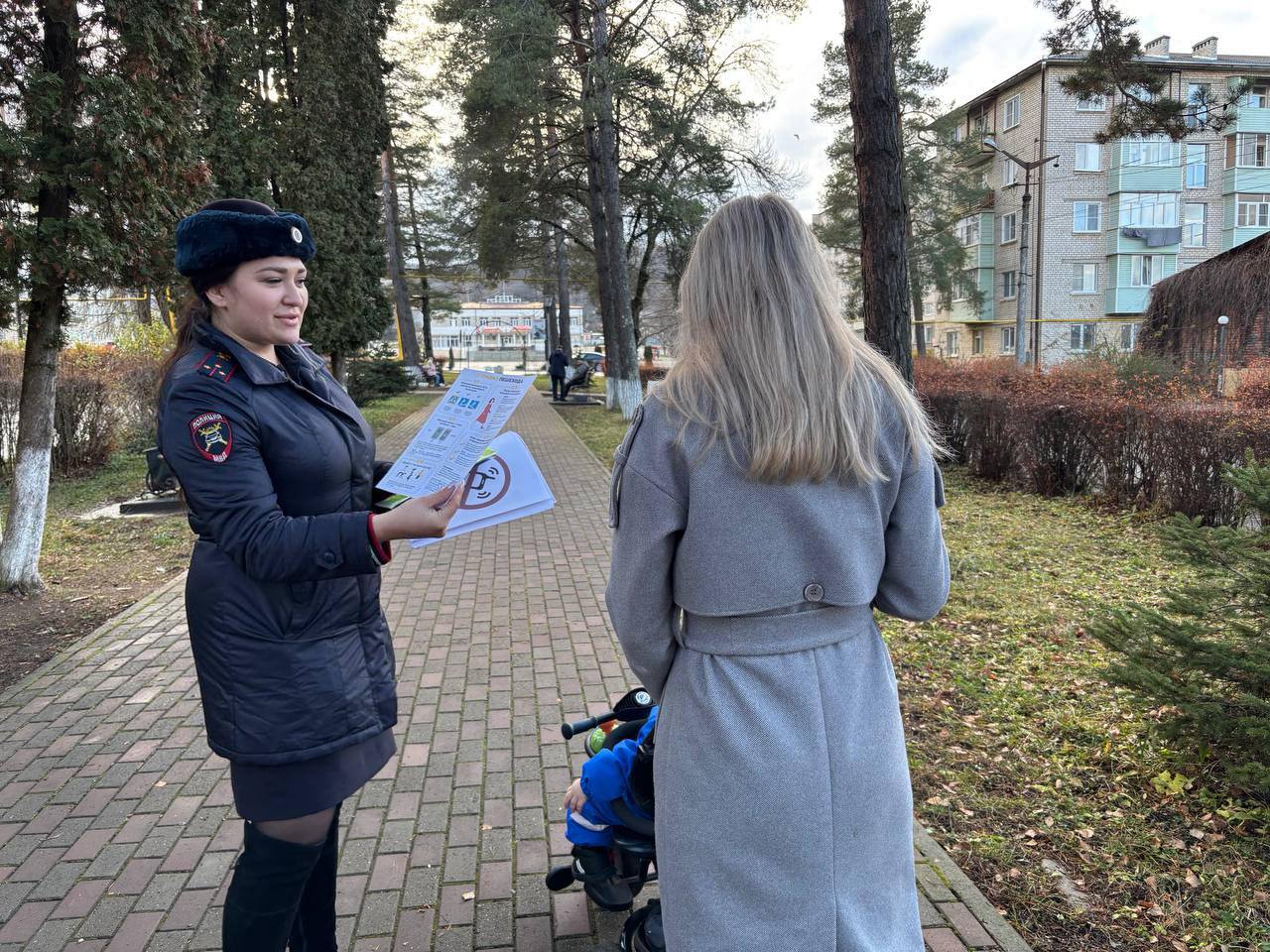 Сотрудники Госавтоинспекции МО МВД России «Зеленчукский» провели профилактические беседы в парке п. Медногорский Сотрудники Госавтоинспекции МО МВД России «Зеленчукский» провели профилактические беседы в парке п. Медногорский