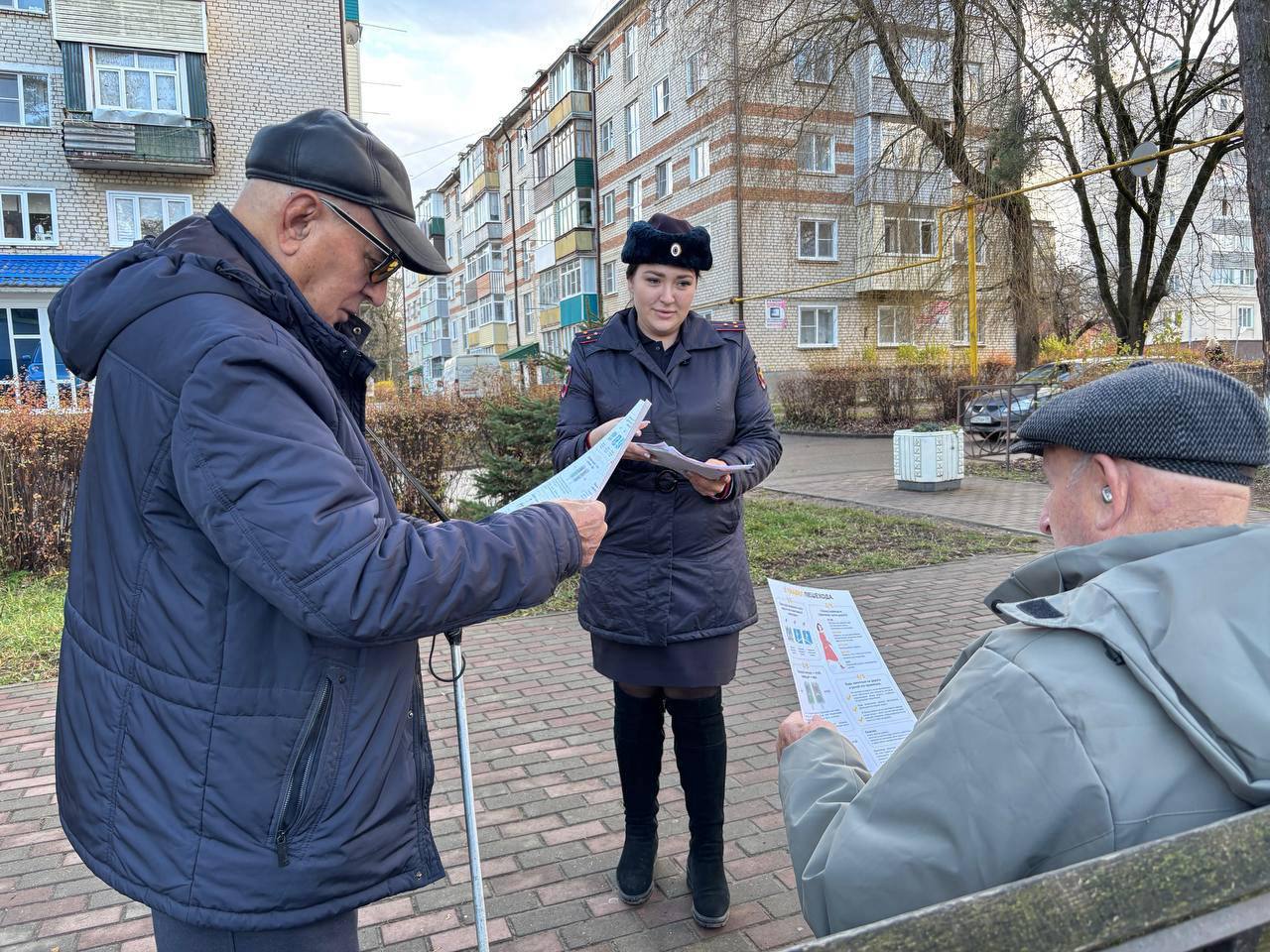 Сотрудники Госавтоинспекции МО МВД России «Зеленчукский» провели профилактические беседы в парке п. Медногорский Сотрудники Госавтоинспекции МО МВД России «Зеленчукский» провели профилактические беседы в парке п. Медногорский