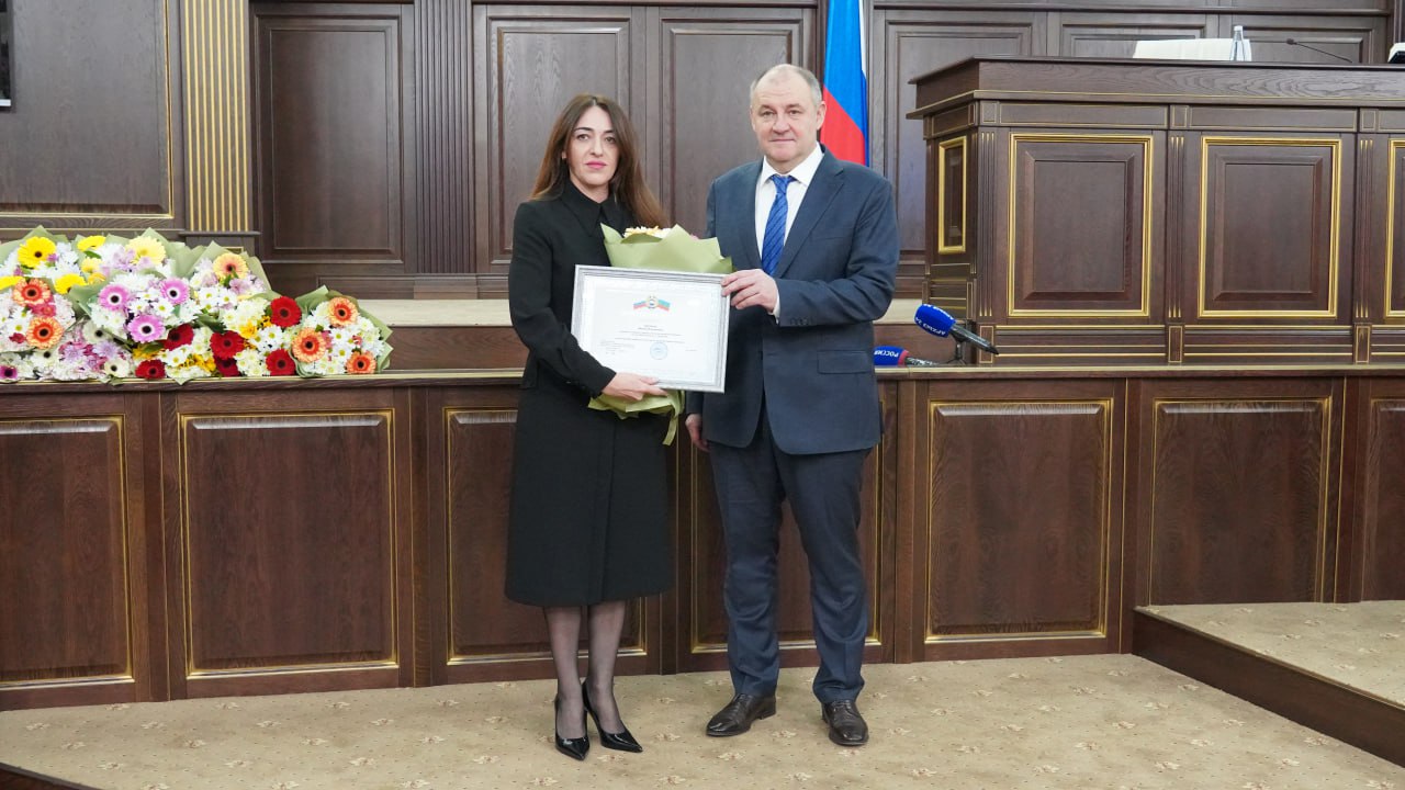 Около 40 жителей Карачаево-Черкесии награждены Грамотами Парламента и Правительства КЧР Около 40 жителей Карачаево-Черкесии награждены Грамотами Парламента и Правительства КЧР