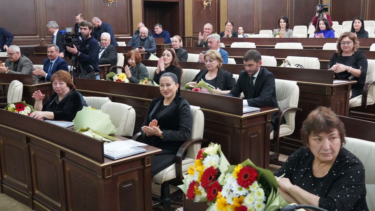 Около 40 жителей Карачаево-Черкесии награждены Грамотами Парламента и Правительства КЧР Около 40 жителей Карачаево-Черкесии награждены Грамотами Парламента и Правительства КЧР