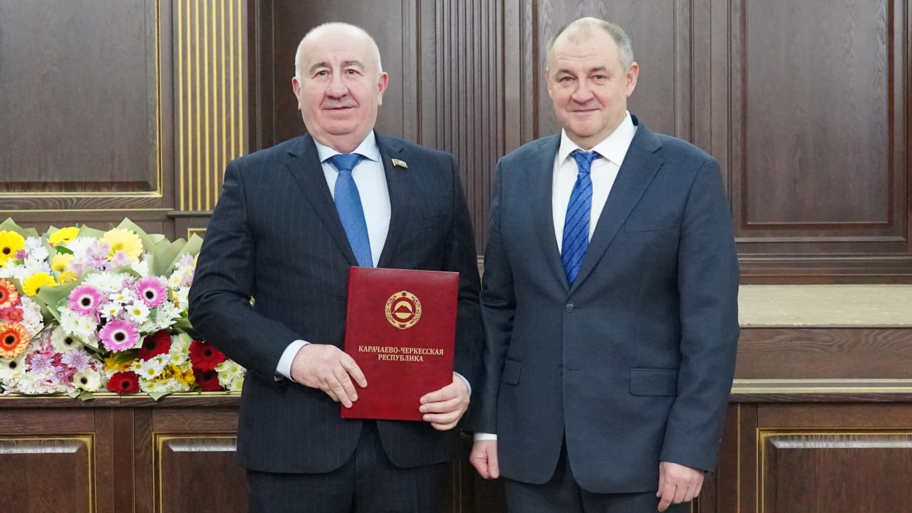 Около 40 жителей Карачаево-Черкесии награждены Грамотами Парламента и Правительства КЧР