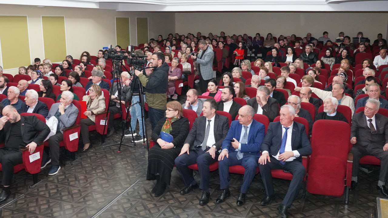 Свой 75-летний юбилей отметил наш земляк, советский и российский актёр, режиссёр, Народный артист России Хасан Якубович Биджиев Свой 75-летний юбилей отметил наш земляк, советский и российский актёр, режиссёр, Народный артист России Хасан Якубович Биджиев