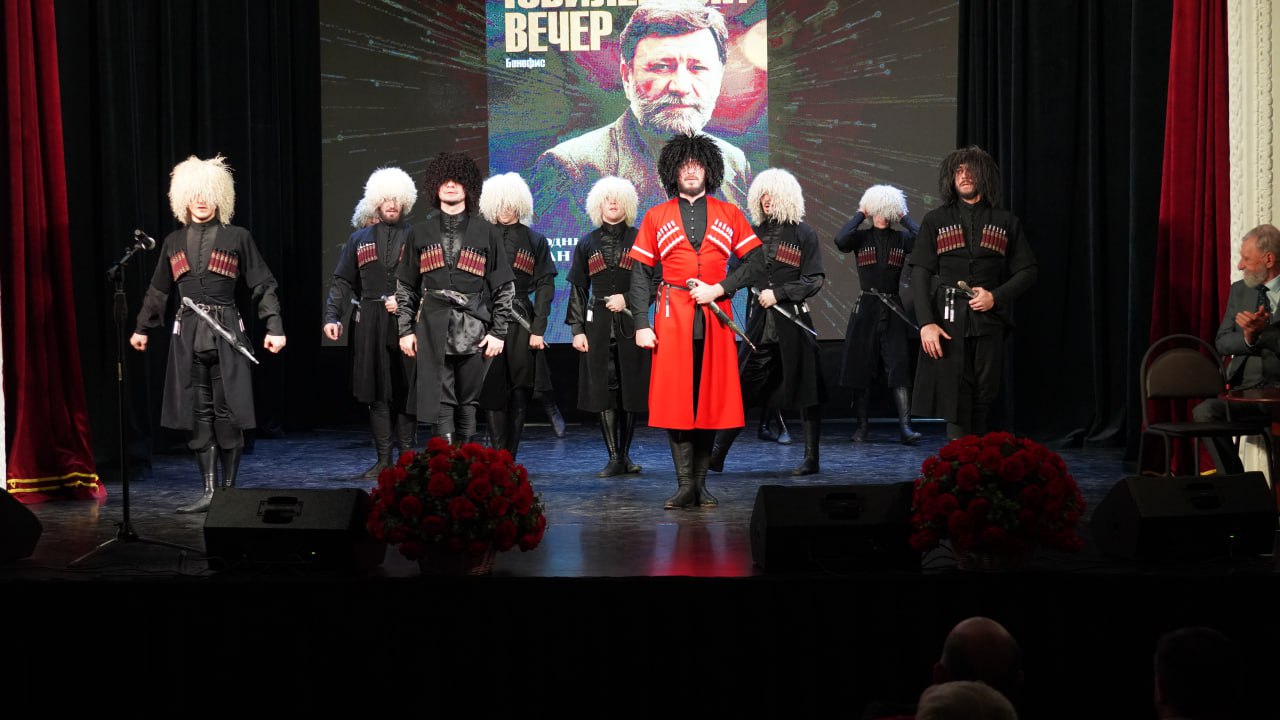 Свой 75-летний юбилей отметил наш земляк, советский и российский актёр, режиссёр, Народный артист России Хасан Якубович Биджиев Свой 75-летний юбилей отметил наш земляк, советский и российский актёр, режиссёр, Народный артист России Хасан Якубович Биджиев