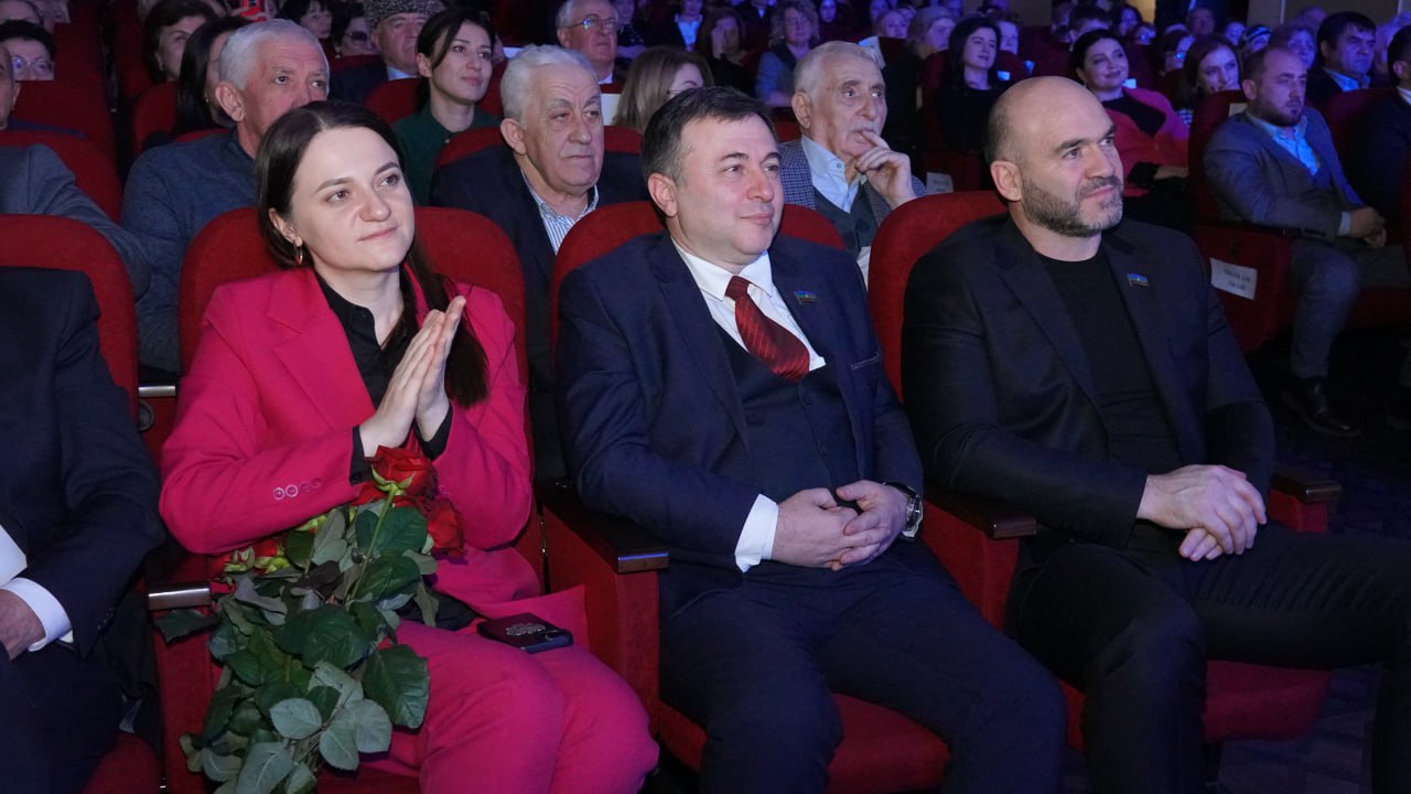 Свой 75-летний юбилей отметил наш земляк, советский и российский актёр, режиссёр, Народный артист России Хасан Якубович Биджиев Свой 75-летний юбилей отметил наш земляк, советский и российский актёр, режиссёр, Народный артист России Хасан Якубович Биджиев