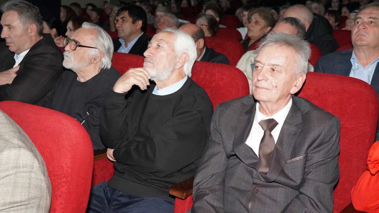 Свой 75-летний юбилей отметил наш земляк, советский и российский актёр, режиссёр, Народный артист России Хасан Якубович Биджиев Свой 75-летний юбилей отметил наш земляк, советский и российский актёр, режиссёр, Народный артист России Хасан Якубович Биджиев