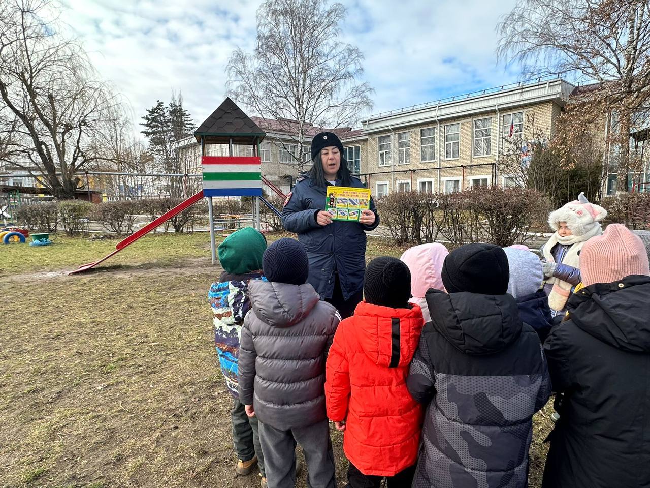 В рамках декады «Безопасная дорога» сотрудники Госавтоинспекции МО МВД России «Адыге-Хабльский» посетили воспитанников детского сада «Солнышко» п. Эркен-Шахар В рамках декады «Безопасная дорога» сотрудники Госавтоинспекции МО МВД России «Адыге-Хабльский» посетили воспитанников детского сада «Солнышко» п. Эркен-Шахар