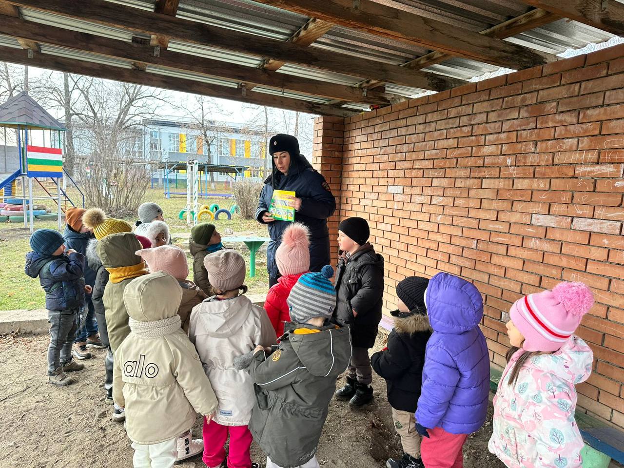 В рамках декады «Безопасная дорога» сотрудники Госавтоинспекции МО МВД России «Адыге-Хабльский» посетили воспитанников детского сада «Солнышко» п. Эркен-Шахар В рамках декады «Безопасная дорога» сотрудники Госавтоинспекции МО МВД России «Адыге-Хабльский» посетили воспитанников детского сада «Солнышко» п. Эркен-Шахар