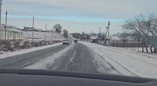 На видео текущее состояние дорожного полотна на автодороге «Черкесск-Хабез-подъезд к МЦО «Архыз» (а. Зеюко)