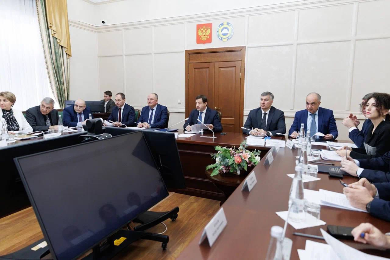 Премьер-министр КЧР Мурат Аргунов провел заседание Правительства, где рассмотрели порядка 40 вопросов Премьер-министр КЧР Мурат Аргунов провел заседание Правительства, где рассмотрели порядка 40 вопросов