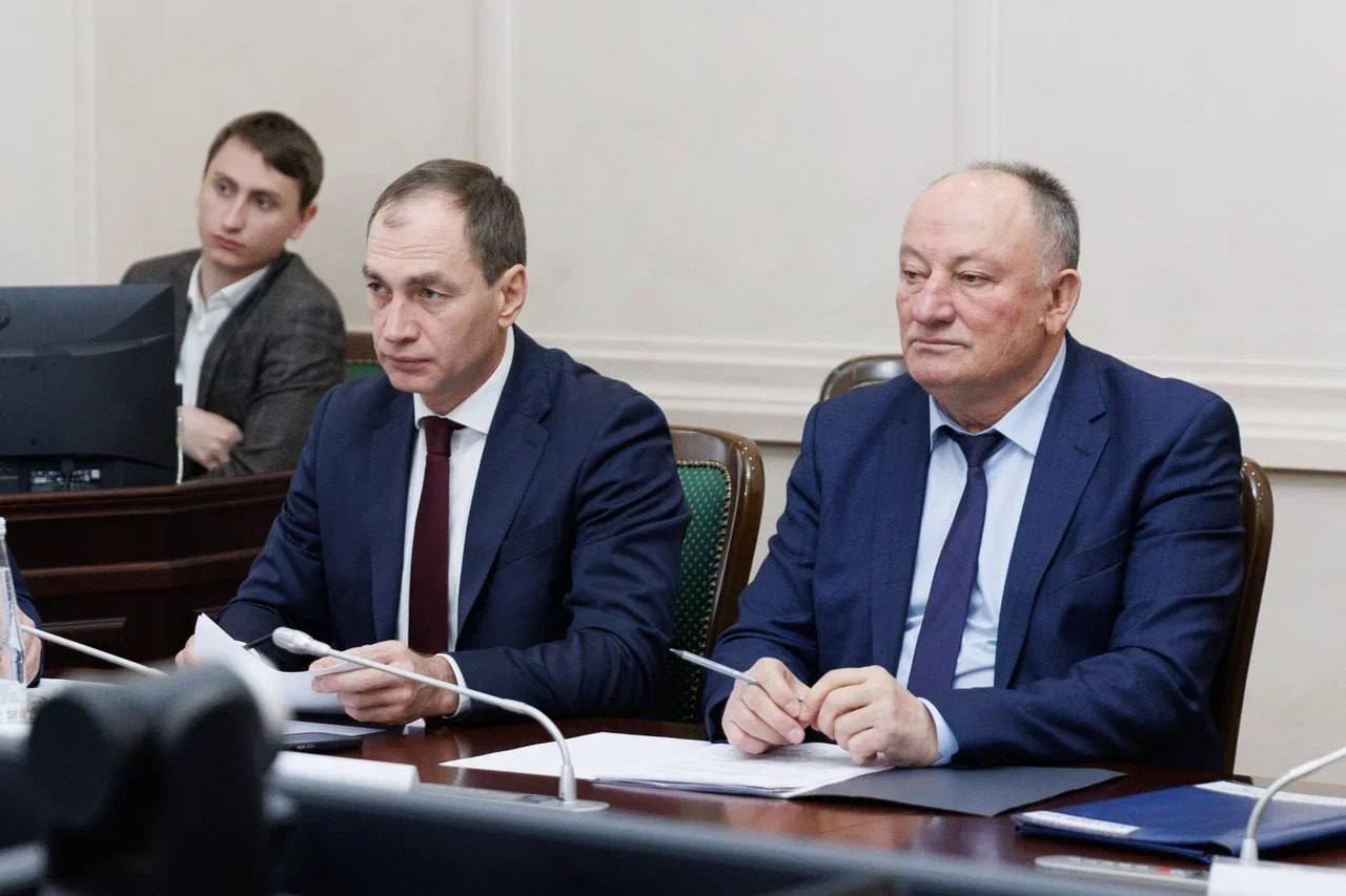 Премьер-министр КЧР Мурат Аргунов провел заседание Правительства, где рассмотрели порядка 40 вопросов Премьер-министр КЧР Мурат Аргунов провел заседание Правительства, где рассмотрели порядка 40 вопросов