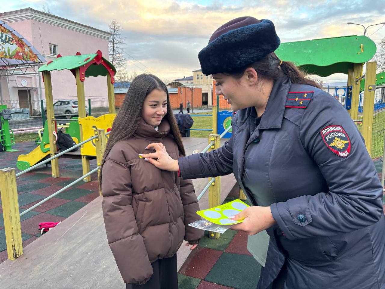 Сотрудники Госавтоинспекции МО МВД России «Зеленчукский», в рамках декады «Безопасная дорога», провели профилактическую беседу на детской площадке в ст. Преградная Сотрудники Госавтоинспекции МО МВД России «Зеленчукский», в рамках декады «Безопасная дорога», провели профилактическую беседу на детской площадке в ст. Преградная