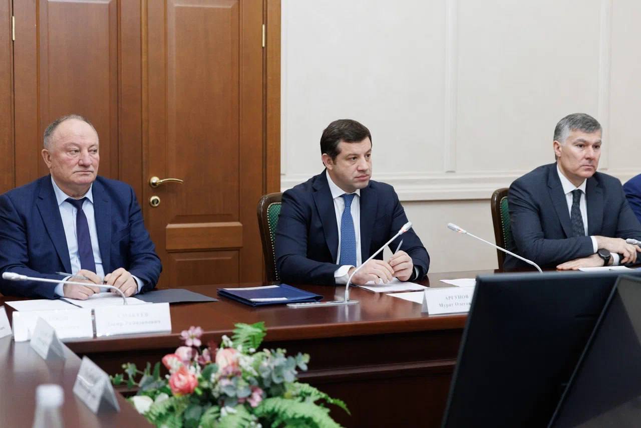 Премьер-министр КЧР Мурат Аргунов провел заседание Правительства, где рассмотрели порядка 40 вопросов Премьер-министр КЧР Мурат Аргунов провел заседание Правительства, где рассмотрели порядка 40 вопросов