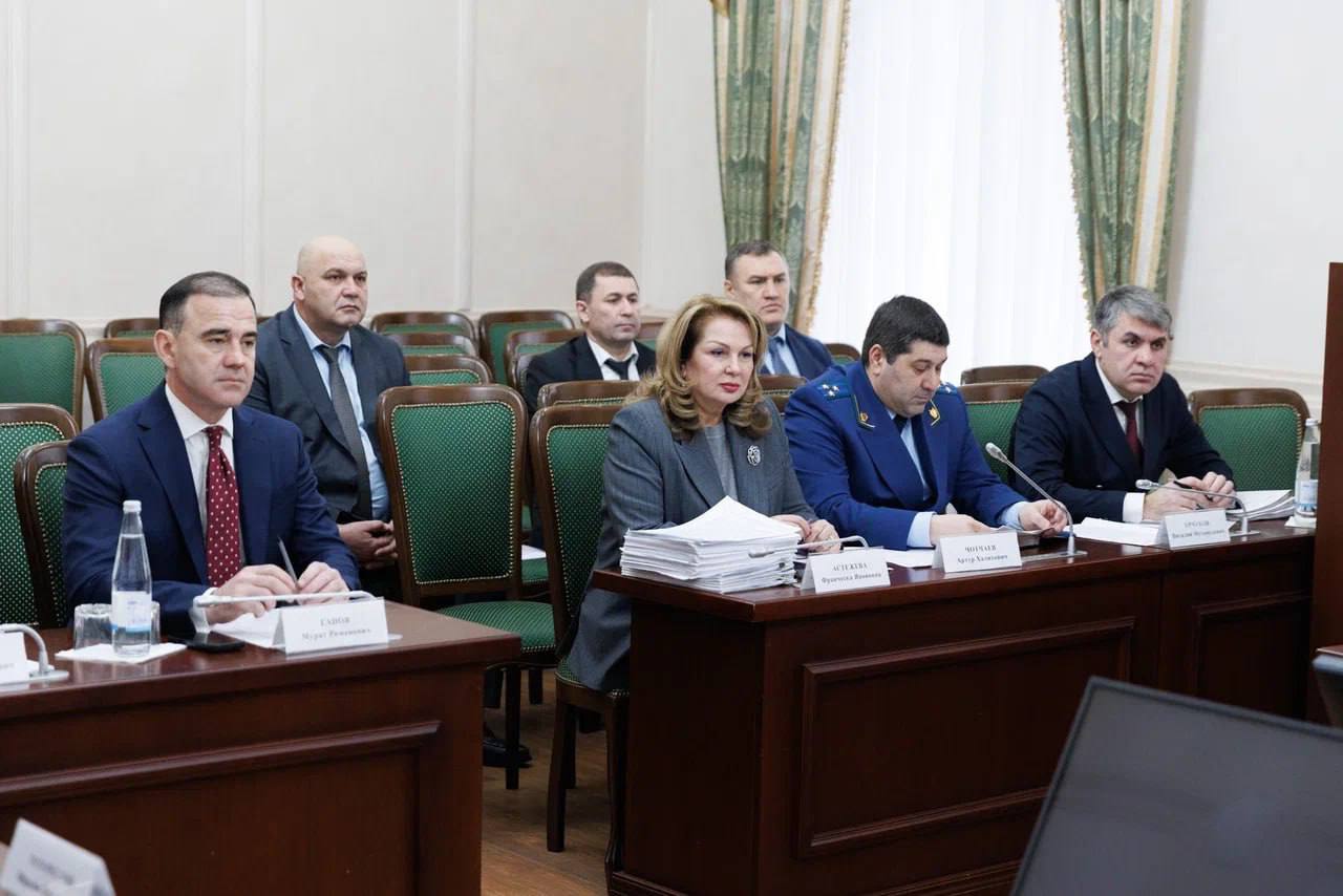 Премьер-министр КЧР Мурат Аргунов провел заседание Правительства, где рассмотрели порядка 40 вопросов Премьер-министр КЧР Мурат Аргунов провел заседание Правительства, где рассмотрели порядка 40 вопросов