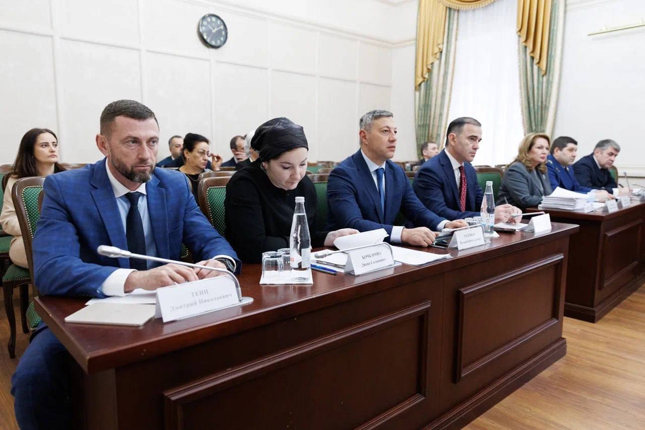 Премьер-министр КЧР Мурат Аргунов провел заседание Правительства, где рассмотрели порядка 40 вопросов Премьер-министр КЧР Мурат Аргунов провел заседание Правительства, где рассмотрели порядка 40 вопросов