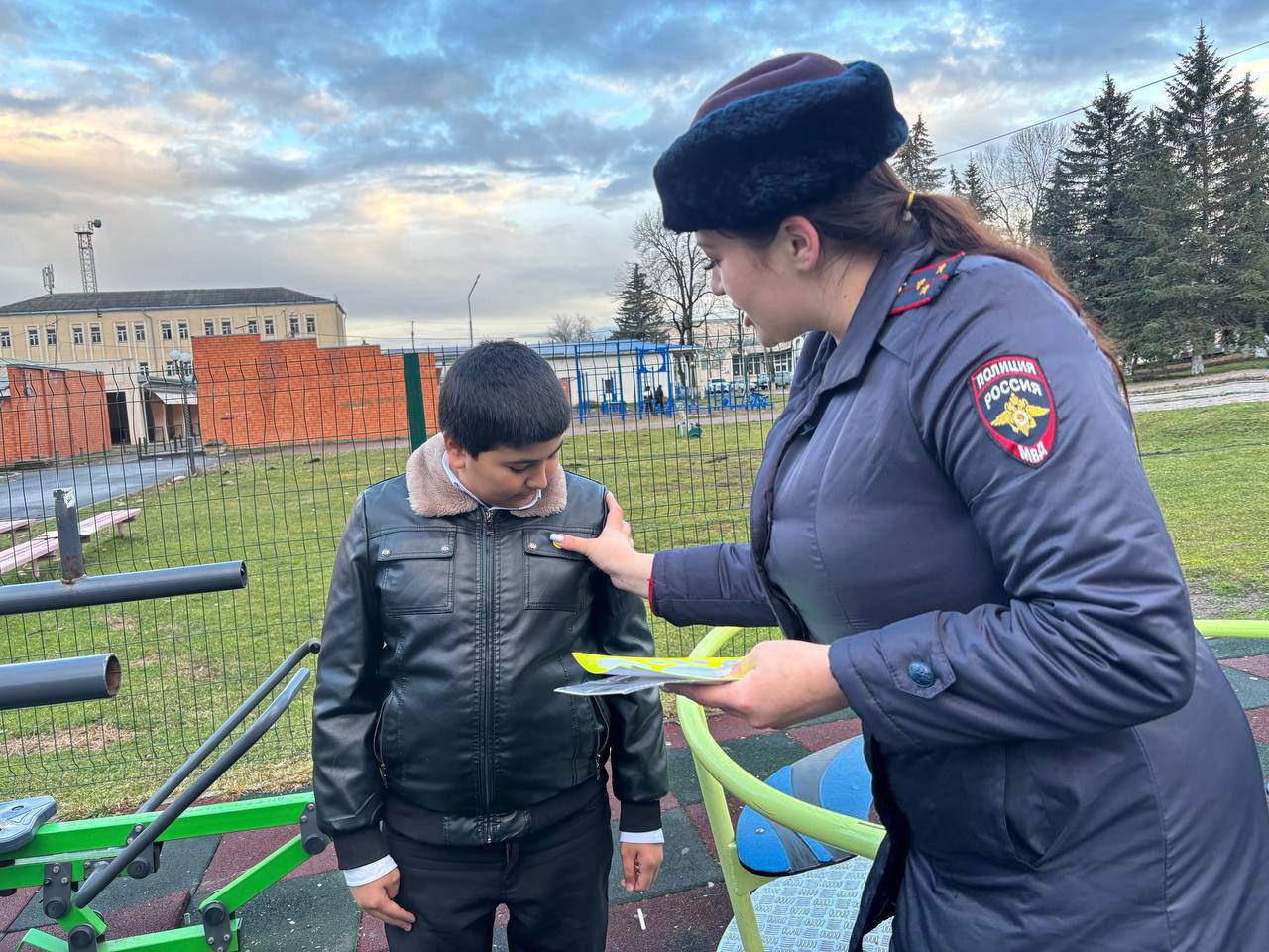 Сотрудники Госавтоинспекции МО МВД России «Зеленчукский», в рамках декады «Безопасная дорога», провели профилактическую беседу на детской площадке в ст. Преградная Сотрудники Госавтоинспекции МО МВД России «Зеленчукский», в рамках декады «Безопасная дорога», провели профилактическую беседу на детской площадке в ст. Преградная