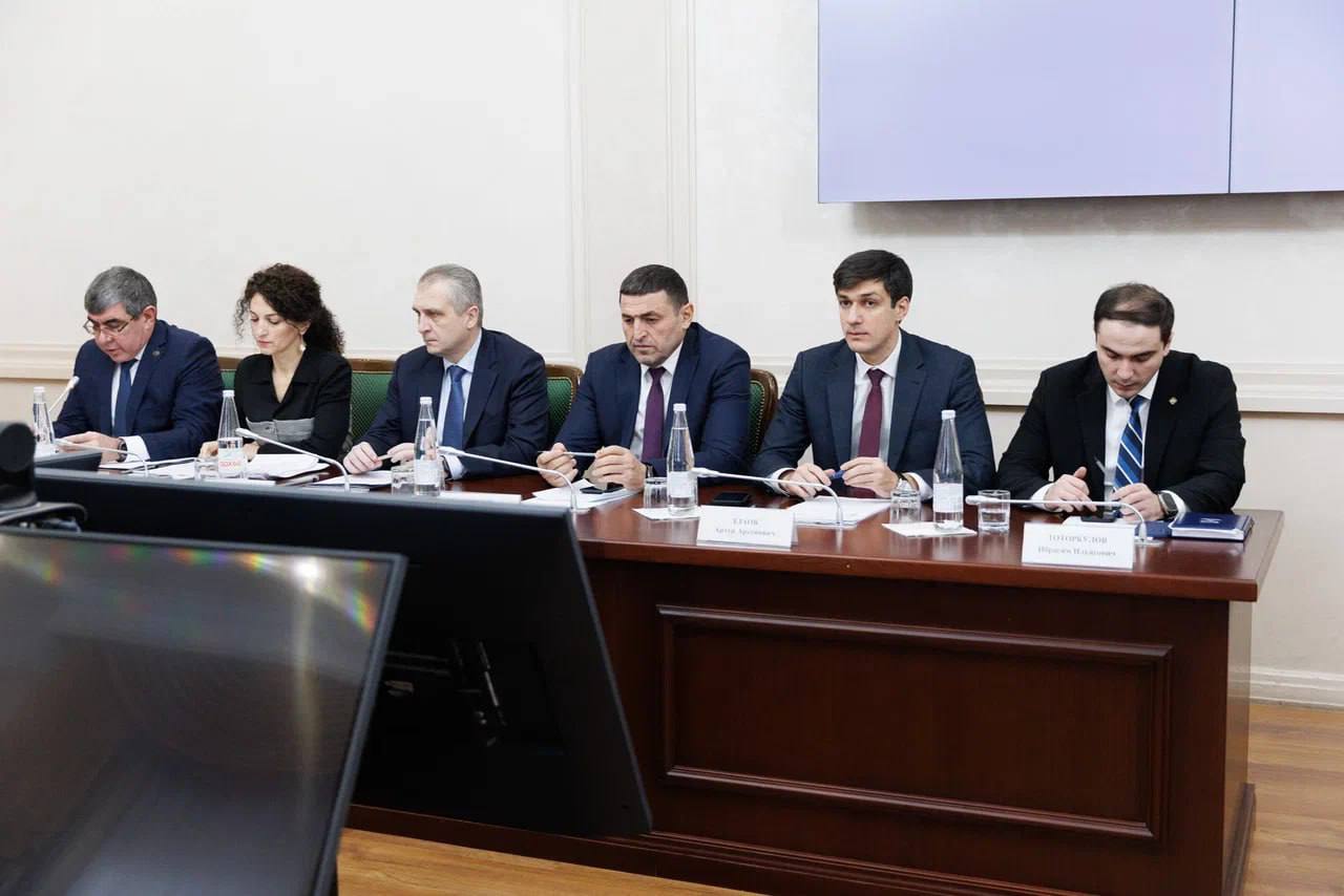 Премьер-министр КЧР Мурат Аргунов провел заседание Правительства, где рассмотрели порядка 40 вопросов Премьер-министр КЧР Мурат Аргунов провел заседание Правительства, где рассмотрели порядка 40 вопросов