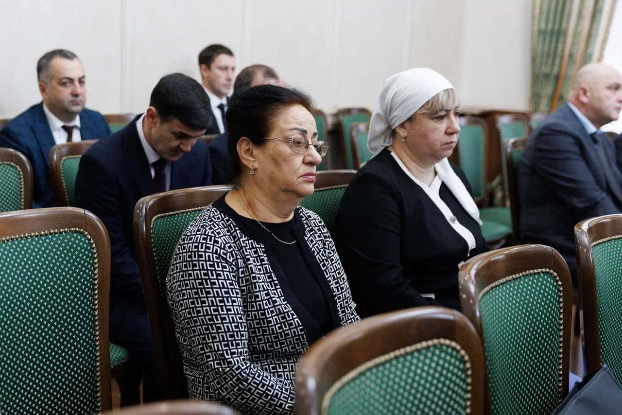 Премьер-министр КЧР Мурат Аргунов провел заседание Правительства, где рассмотрели порядка 40 вопросов Премьер-министр КЧР Мурат Аргунов провел заседание Правительства, где рассмотрели порядка 40 вопросов