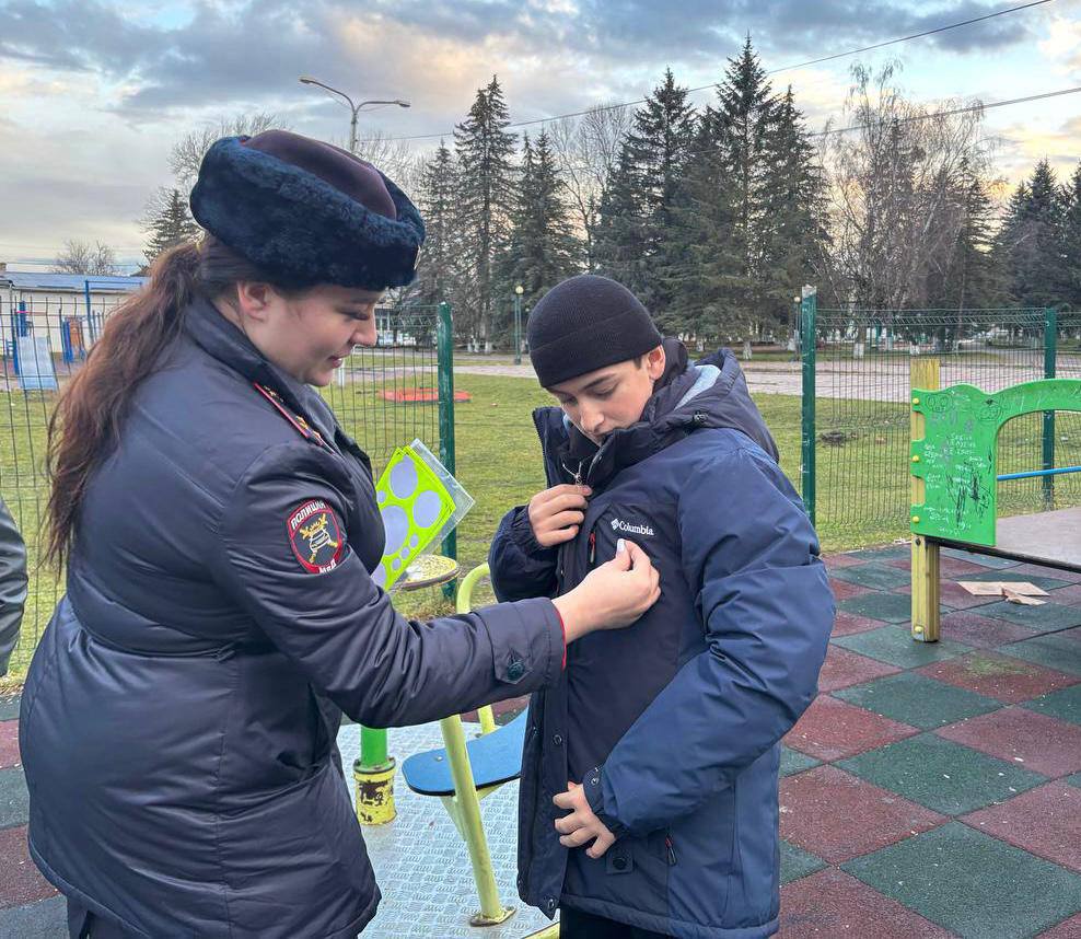 Сотрудники Госавтоинспекции МО МВД России «Зеленчукский», в рамках декады «Безопасная дорога», провели профилактическую беседу на детской площадке в ст. Преградная Сотрудники Госавтоинспекции МО МВД России «Зеленчукский», в рамках декады «Безопасная дорога», провели профилактическую беседу на детской площадке в ст. Преградная