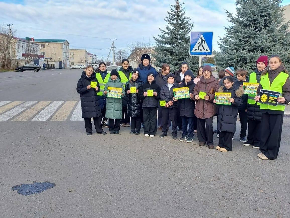 В рамках декады «Безопасная дорога » сотрудники Госавтоинспекции МО МВД России «Адыге-Хабльский» вместе с активистами из отряда ЮИД средней школы а. Адыге-Хабль провели практическое занятие с учениками младших классов В рамках декады «Безопасная дорога » сотрудники Госавтоинспекции МО МВД России «Адыге-Хабльский» вместе с активистами из отряда ЮИД средней школы а. Адыге-Хабль провели практическое занятие с учениками младших классов