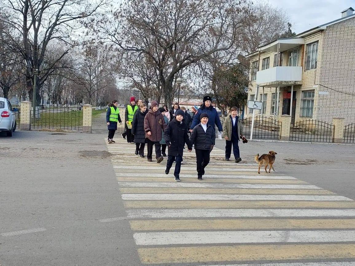 В рамках декады «Безопасная дорога » сотрудники Госавтоинспекции МО МВД России «Адыге-Хабльский» вместе с активистами из отряда ЮИД средней школы а. Адыге-Хабль провели практическое занятие с учениками младших классов