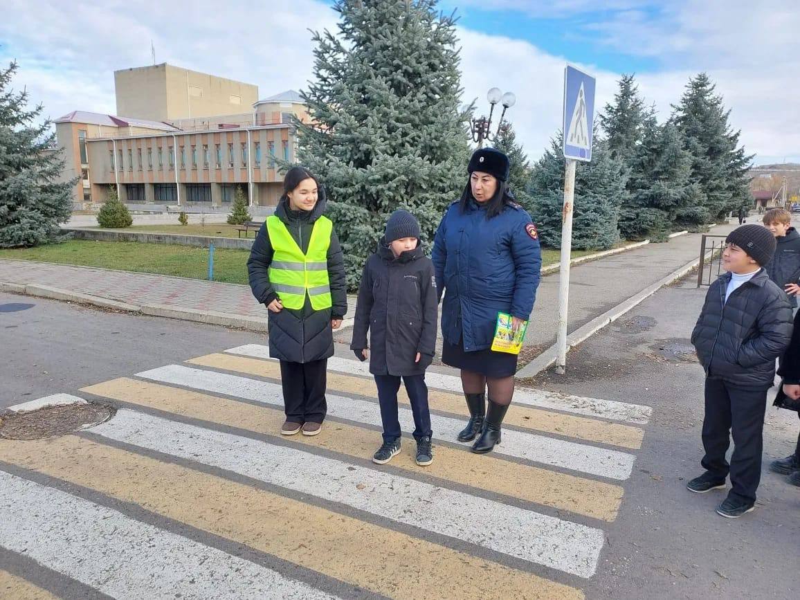 В рамках декады «Безопасная дорога » сотрудники Госавтоинспекции МО МВД России «Адыге-Хабльский» вместе с активистами из отряда ЮИД средней школы а. Адыге-Хабль провели практическое занятие с учениками младших классов В рамках декады «Безопасная дорога » сотрудники Госавтоинспекции МО МВД России «Адыге-Хабльский» вместе с активистами из отряда ЮИД средней школы а. Адыге-Хабль провели практическое занятие с учениками младших классов