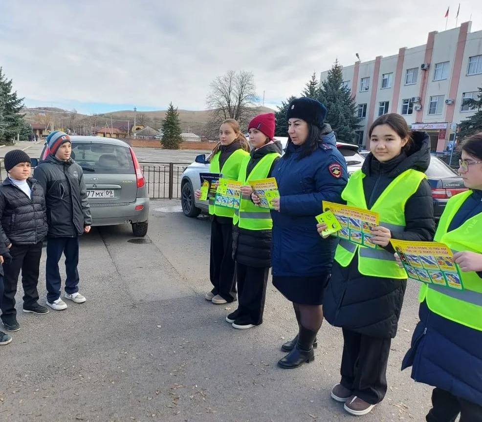 В рамках декады «Безопасная дорога » сотрудники Госавтоинспекции МО МВД России «Адыге-Хабльский» вместе с активистами из отряда ЮИД средней школы а. Адыге-Хабль провели практическое занятие с учениками младших классов В рамках декады «Безопасная дорога » сотрудники Госавтоинспекции МО МВД России «Адыге-Хабльский» вместе с активистами из отряда ЮИД средней школы а. Адыге-Хабль провели практическое занятие с учениками младших классов