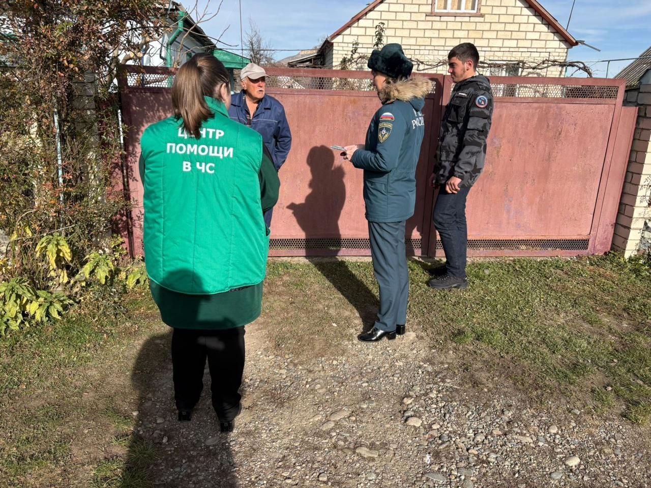 Сотрудники МЧС России рассказали жителям Зеленчукского района о соблюдении требований пожарной безопасности в зимний период