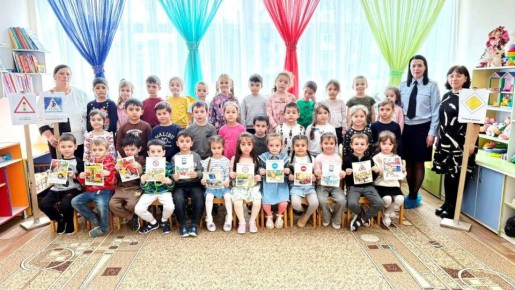 Сотрудниками Госавтоинспекции Отдела МВД России по г. Черкесску в рамках Декады «Безопасная дорога» в детском саду «Золушка» г. Черкесска проведена профилактическая беседа