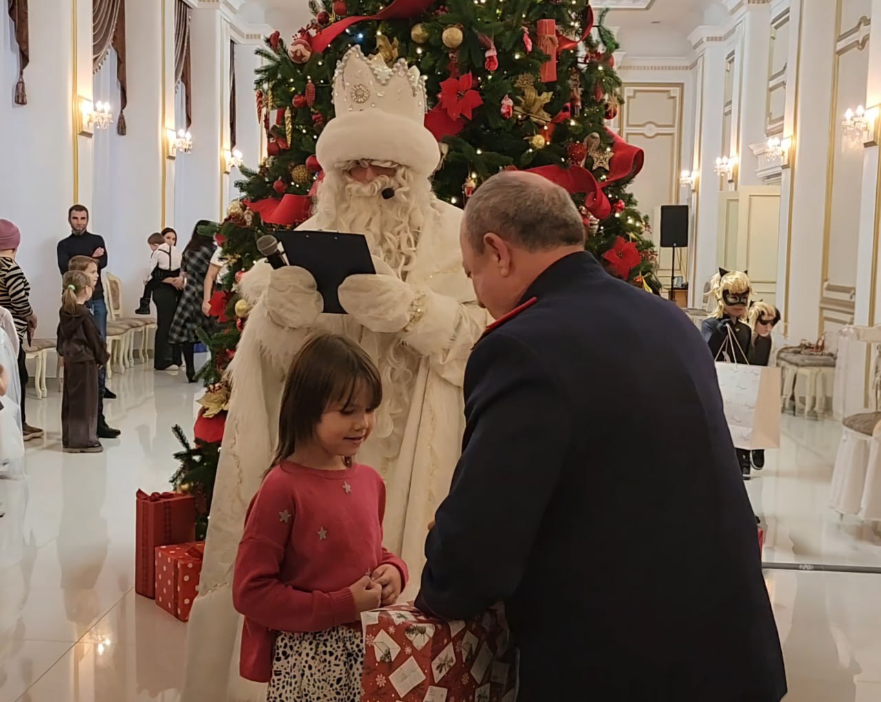 Сотрудники СКР по Карачаево-Черкесии подарили новогоднее чудо юным жителям республики Сотрудники СКР по Карачаево-Черкесии подарили новогоднее чудо юным жителям республики