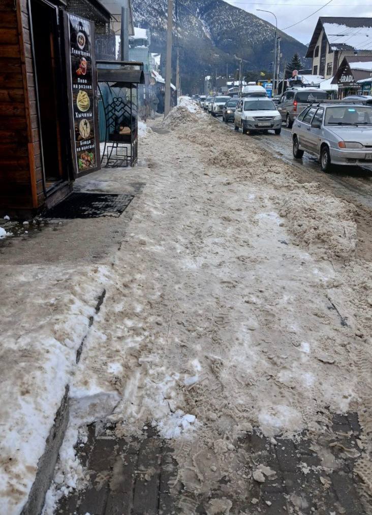 В ходе мониторинга сети Интернет сотрудниками Упраления Госавтоинспекции МВД по Карачаево-Черкесской Республике выявлена публикация, в которой гражданин указывает на заснеженный тротуар, находящийся на ул. Ленина в п. Архыз