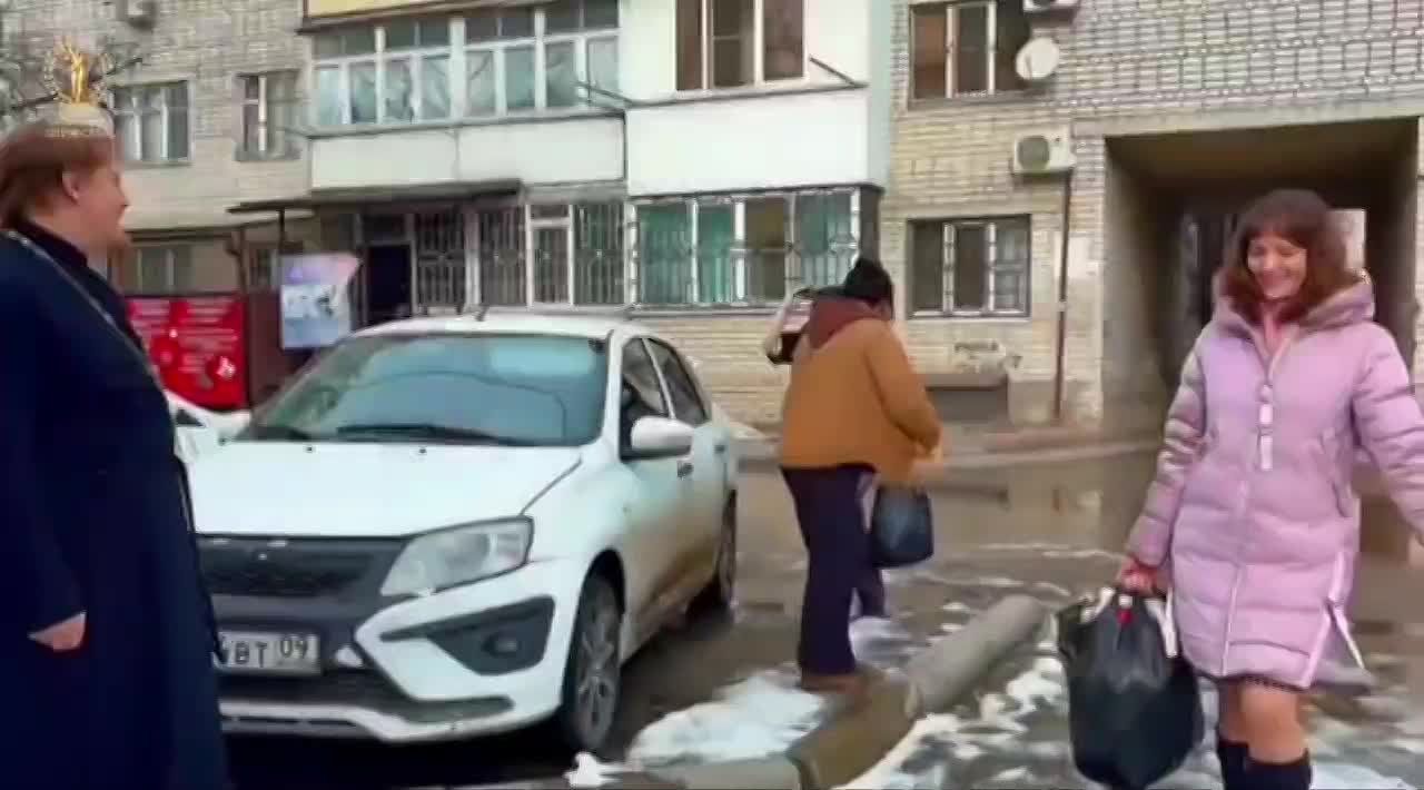 В преддверии Рождества Христова активисты Комитета семей воинов Отечества по КЧР совместно с иереем Никольского собора отцом Александром посетили детские социальные учреждения республики: Дом малютки, Детский центр «Забота»...