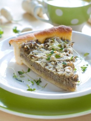 Нежный пирог с куриной печенью и луком