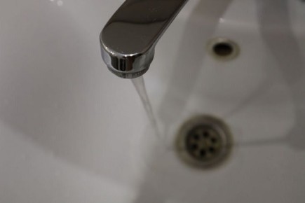 Натрите этим краны на кухне и в ванной: об известковом налете можно забыть на неделю