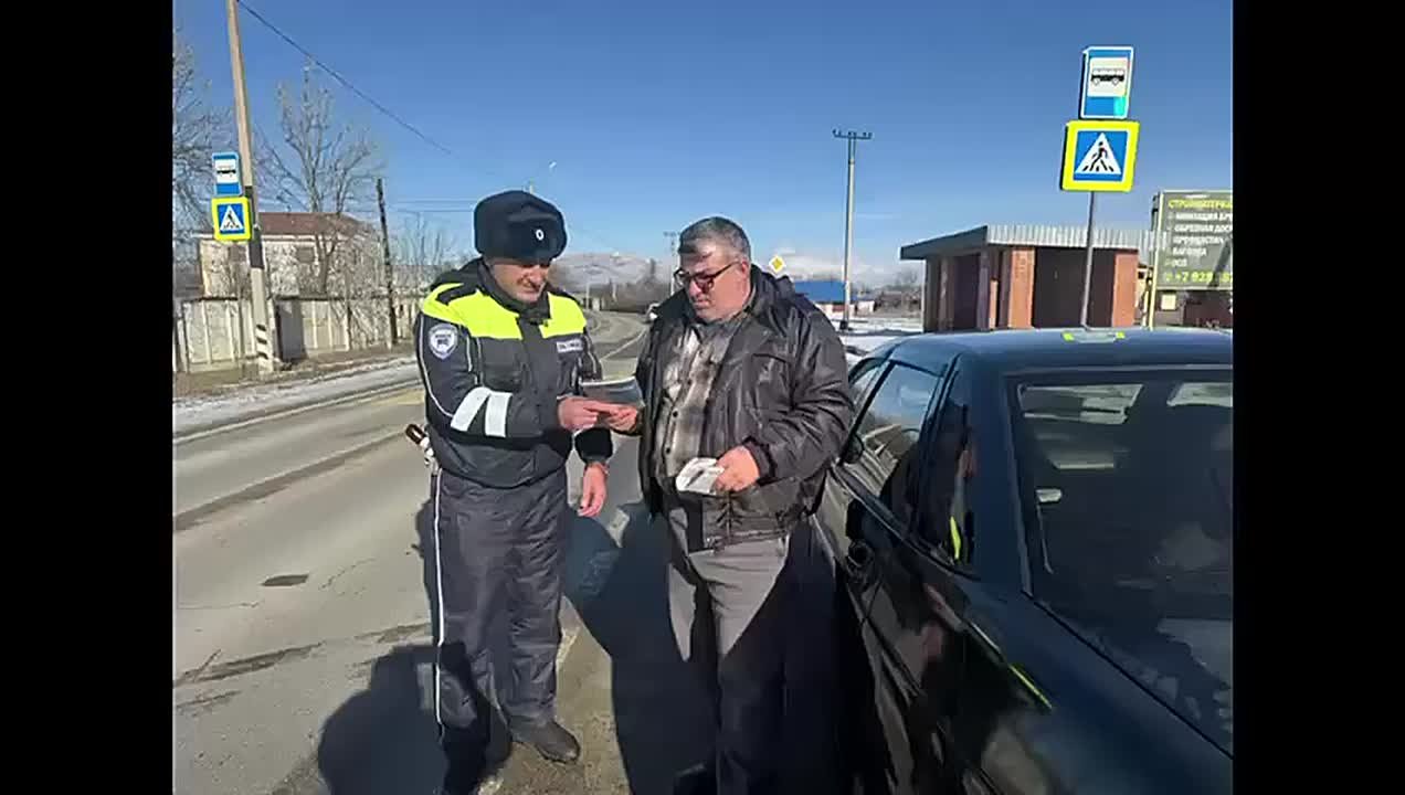 Сотрудники Госавтоинспекции Межмуниципального отдела МВД России «Зеленчукский» поздравили детей и их родителей со Старым Новым годом