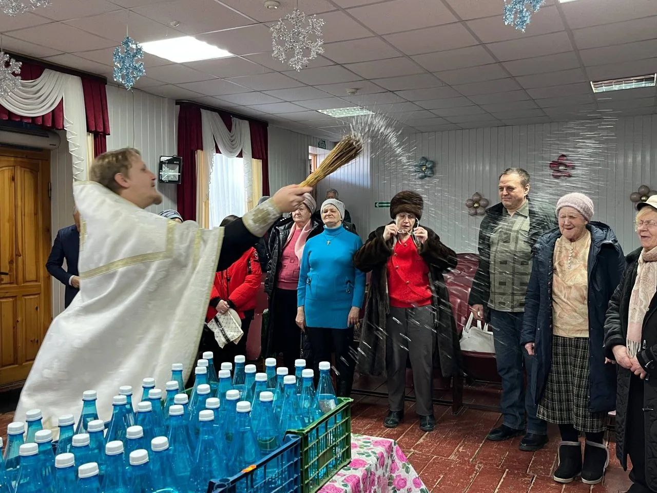 Никольский собор города Черкесска поблагодарил добровольцев, принявших участие в формировании и погрузке крещенской воды для участников СВО Никольский собор города Черкесска поблагодарил добровольцев, принявших участие в формировании и погрузке крещенской воды для участников СВО