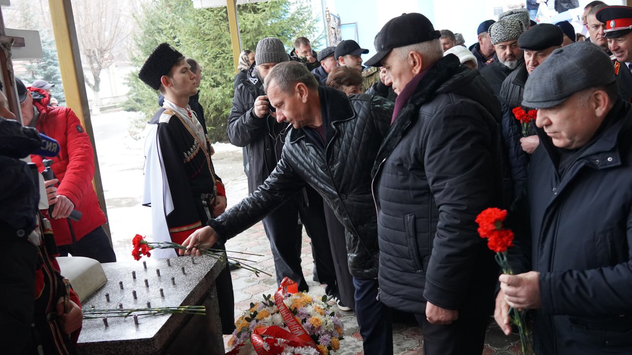 В Карачаево-Черкесии почтили память жертв репрессий против казачества В Карачаево-Черкесии почтили память жертв репрессий против казачества