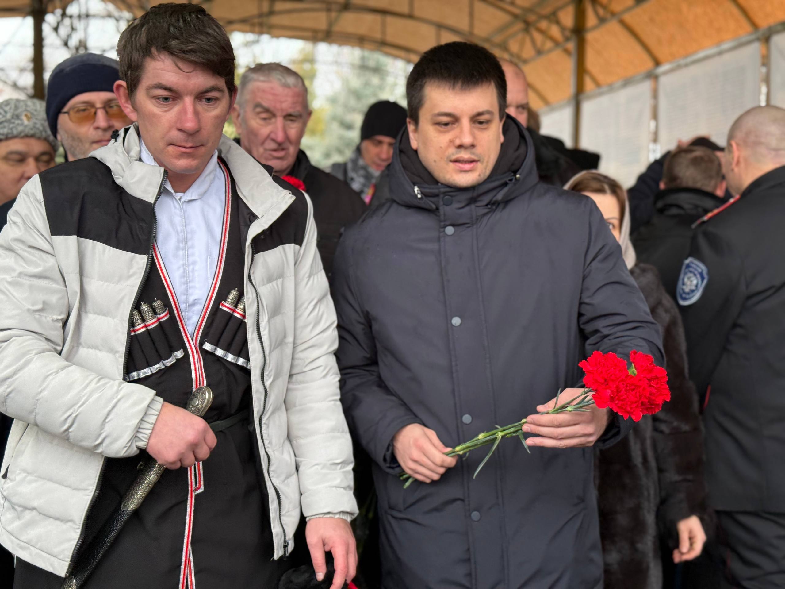 В столице Карачаево-Черкесии почтили память жертв политических репрессий казачества В столице Карачаево-Черкесии почтили память жертв политических репрессий казачества